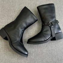 Bota feminina com ziper e arreio removível