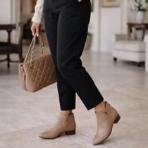 Bota Feminina Couro Legítimo Cano Baixo Salto Médio Macia e Confortável 0258 Bota Feminina Couro Legítimo Cano Baixo Salto Médio Macia e Confortável 0258