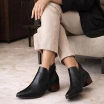 Bota Feminina Couro Legítimo Cano Baixo Salto Médio Macia e Confortável 0258 Bota Feminina Couro Legítimo Cano Baixo Salto Médio Macia e Confortável 0258