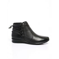 Bota Feminina Couro Legítimo Cano Curto Rasteira Detalhe Cordonê Tamanhos Especiais até 42 Bota Feminina Couro Legítimo Cano Curto Rasteira Detalhe Cordonê Tamanhos Especiais até 42