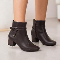 Bota Feminina De Couro Cano Baixo e Salto Baixo Bloco Confortável Salto Ramarim 2657102 Cor:MarromTamanho:37 Bota Feminina De Couro Cano Baixo e Salto Baixo Bloco Confortável Salto Ramarim 2657102 Cor:MarromTamanho:37