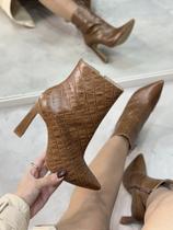 Bota Feminina Louise Cano Curto Marrom Croco em Couro Legítimo Bota Feminina Louise Cano Curto Marrom Croco em Couro Legítimo