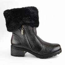 Bota Feminina Pegada 281495 Salto Madeira, Detalhe em Pelo e Fechamento com Zíper Bota Feminina Pegada 281495 Salto Madeira, Detalhe em Pelo e Fechamento com Zíper
