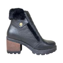 Bota feminina pegada couro forrada em lã