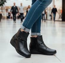 Bota Feminina Piccadilly 117136 Anabela Baixa Cano Curto Fivela Napa Stretch Bota Feminina Piccadilly 117136 Anabela Baixa Cano Curto Fivela Napa Stretch