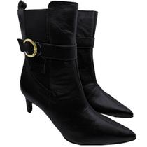 Bota Feminina Preta Bico Fino Salto Fino Agulha Cano Médio Com Calce Fácil Elegante e Confortável Bota Feminina Preta Bico Fino Salto Fino Agulha Cano Médio Com Calce Fácil Elegante e Confortável