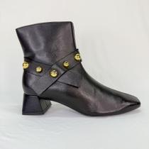 Bota feminina preta em couro cano curto e bico quadrado 1893