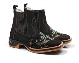 Bota Feminina RR Botas Texana Country em Couro Bordado Cruz Bico Quadrado Bota Feminina RR Botas Texana Country em Couro Bordado Cruz Bico Quadrado