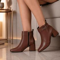 Bota Feminina Salto Bloco Grosso Quadrado Cano Curto Fivela Bota Feminina Salto Bloco Grosso Quadrado Cano Curto Fivela