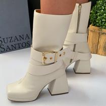 Bota Feminina Suzana Santos Cano Médio Salto Bloco Meia Pata 4265.78941 Cor:BaunilhaTamanho:34 Bota Feminina Suzana Santos Cano Médio Salto Bloco Meia Pata 4265.78941 Cor:BaunilhaTamanho:34