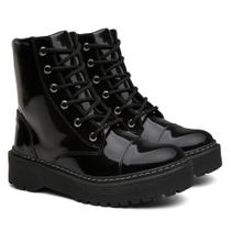 Bota Feminina Tratorada Cano Médio Preto Verniz Confortável e Estilosa