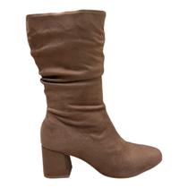 Bota Feminino Beira Rio Casual Conforto Cano Médio Enrrugado Camurça Salto Bloco 9076.112 Caramelo Bota Feminino Beira Rio Casual Conforto Cano Médio Enrrugado Camurça Salto Bloco 9076.112 Caramelo