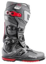 Bota Gaerne Cross Sg 22 - Anthracite/Red - Sz 42 (Eur) 08 (Eua) 40 (Br) Bota Gaerne Cross Sg 22 - Anthracite/Red - Sz 42 (Eur) 08 (Eua) 40 (Br)