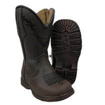 Bota Infantil Caminhos Da Roça Bico Quadrado Couro Fóssil Café Com Zíper E Bordado Florão E Arame Preto Ref. KI99 Bota Infantil Caminhos Da Roça Bico Quadrado Couro Fóssil Café Com Zíper E Bordado Florão E Arame Preto Ref. KI99