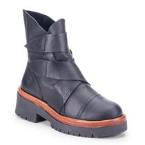 Bota Johnny: Elegância em Couro Preto com tiras autocolantes e Detalhes Café na Sola. Bota Johnny: Elegância em Couro Preto com tiras autocolantes e Detalhes Café na Sola.