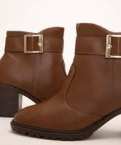 Bota marrom cano curto com fivelas
