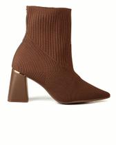 Bota Meia Knit Cano Médio com Salto Bloco Geométrico e Bico Fino - Bebecê - Caramelo Bota Meia Knit Cano Médio com Salto Bloco Geométrico e Bico Fino - Bebecê - Caramelo