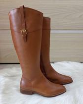 Bota Montaria em Couro com Salto Bloco e Fivela - Solis Brasil (Parô) - Caramelo