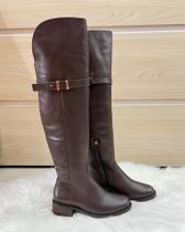 Bota Over The Knee em Couro Cano Alto com Salto Bloco Baixo, Bico Redondo e Fivela - Solis Brasil - Marrom Bota Over The Knee em Couro Cano Alto com Salto Bloco Baixo, Bico Redondo e Fivela - Solis Brasil - Marrom