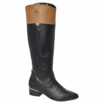 Bota preta com detalhe marrom