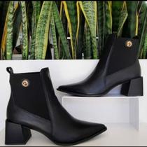 Bota preta em couro com detalhe nr 35