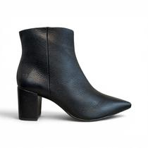 Bota Preta em Couro com Salto Bloco 8cm Cor:PretoTamanho:37 Bota Preta em Couro com Salto Bloco 8cm Cor:PretoTamanho:37