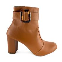 Bota Salto Bloco Caramelo com Detalhe Fivela Salto Alto Bloco 8 cm - ULLY Bota Salto Bloco Caramelo com Detalhe Fivela Salto Alto Bloco 8 cm - ULLY
