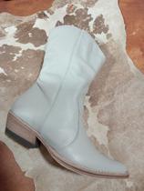Bota Texana Bico Fino Off White Em Couro Com Zíper