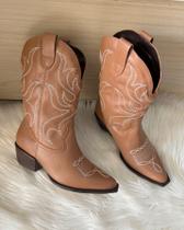 Bota Texana Bordada Western em Couro Cano Médio - By Cool (Parô) - Caramelo e Off White