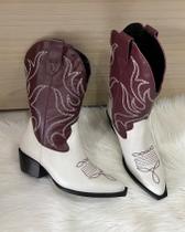 Bota Texana Bordada Western em Couro Cano Médio - By Cool (Parô) - Vinho e Off White Bota Texana Bordada Western em Couro Cano Médio - By Cool (Parô) - Vinho e Off White