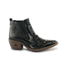 Bota Texana de Couro na Cor Preto com Detalhes Cortador a Laser, Bordado e Bico Fino - CHACAL Bota Texana de Couro na Cor Preto com Detalhes Cortador a Laser, Bordado e Bico Fino - CHACAL