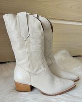 Bota Texana Western em Couro Cano Médio com Salto Bloco - By Cool (Parô) - Off White