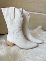 Bota Texana Western em Couro Cano Médio com Salto Bloco - By Cool (Parô) - Off White Bota Texana Western em Couro Cano Médio com Salto Bloco - By Cool (Parô) - Off White