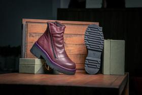 Bota York em Couro Vinho Com Sola Alta Preta Bota York em Couro Vinho Com Sola Alta Preta