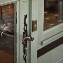 Botão de pressão de campainha GLOBE LED com acabamento em bronze polido a óleo