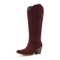 Botas Cowboy AITTA de Camurça Bordô com Bico Fino e Salto Bloco Botas Cowboy AITTA de Camurça Bordô com Bico Fino e Salto Bloco