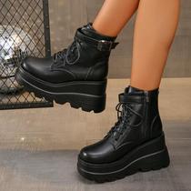 Botas de Tornozelo Punk Gótico Feminino com Salto Plataforma 9cm e Detalhes em Metal