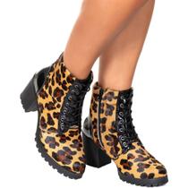 Botas em Couro Feminino Alice Monteiro Com fechamento em cadarço e zíper lateral Botas em Couro Feminino Alice Monteiro Com fechamento em cadarço e zíper lateral