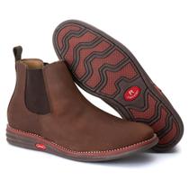 Botina de couro com solado leve e vira lateral, com forro de couro e palmilha de conforto