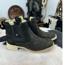 Botina De Cowgirl Original Zebu Bico Quadrado Couro Nobuck Preto Com Bordado Flor Solado Branco Ref:71126NB01B Botina De Cowgirl Original Zebu Bico Quadrado Couro Nobuck Preto Com Bordado Flor Solado Branco Ref:71126NB01B