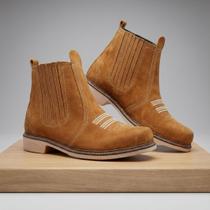 Botina Masculina de Couro Nobuck com Solado de Látex Ideal para Campo e Uso Urbano Botina Masculina de Couro Nobuck com Solado de Látex Ideal para Campo e Uso Urbano
