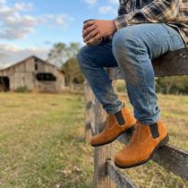 Botina Masculina de Couro Nobuck com Solado de Pneu Ideal para Campo e Uso Urbano Botina Masculina de Couro Nobuck com Solado de Pneu Ideal para Campo e Uso Urbano
