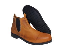 Botina mateira em couro na cor látego com solado em borracha antiderrapante