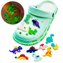 Botons Pin Compatível Babuche Papete Dinossauro Brilha Escuro Kit 12
