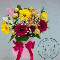 Box com arranjo de flores diversas e 12 unidades chocolates bombom Ferrero Roche
