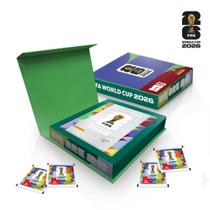 Box Premium Álbum de Figurinhas Capa Dura Prata Copa do Mundo FIFA 2026 EUA com 50 Pacotes de Figurinhas Panini