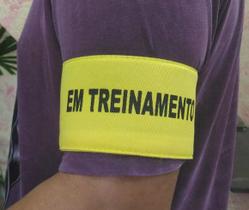 Braçadeira de brim, modelo Em Treinamento, estampada Braçadeira de brim, modelo Em Treinamento, estampada