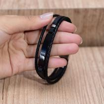 Bracelete 21cm Couro Preto Trançado Lateral com Placa Black Bracelete 21cm Couro Preto Trançado Lateral com Placa Black