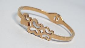 Bracelete de Aço Cirúrgico Borboletas Cor Dourado com Detalhes em Madre Pérola Bracelete de Aço Cirúrgico Borboletas Cor Dourado com Detalhes em Madre Pérola