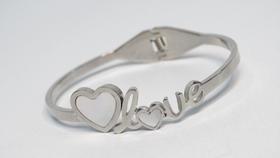 Bracelete de Aço Cirúrgico Love Cor Prata com Detalhes em Madre Pérola Bracelete de Aço Cirúrgico Love Cor Prata com Detalhes em Madre Pérola
